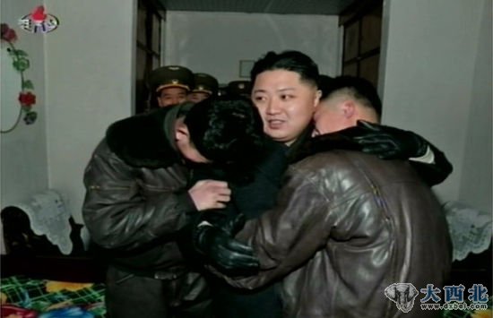 资料图:金正恩与飞行员拥抱