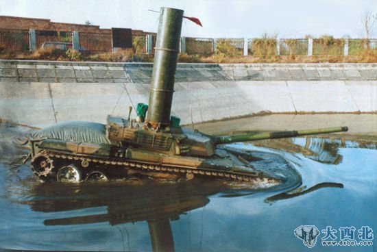 资料图:中国99式主战坦克进行涉水潜渡试验