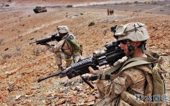 资料图:美国海军陆战队士兵用M249机枪射击