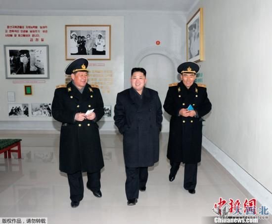 朝中社2月7日发布的照片显示,朝鲜劳动党中央军事委员会副委员长金正恩视察朝鲜海军第597联合部队。(资料图) 朝中社2月7日发布的照片显示,朝鲜劳动党中央军事委员会副委员长金正恩视察朝鲜海军第597联合部队。(资料图)