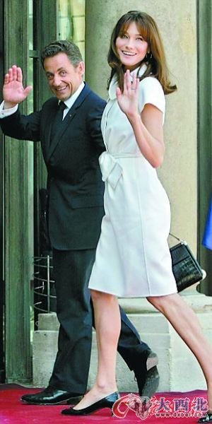 萨科齐与妻子。(资料图片) 萨科齐与妻子。(资料图片)