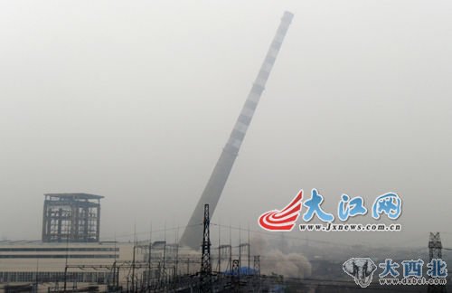 210米高的烟囱被爆破瞬间 来源:大江网 210米高的烟囱被爆破瞬间 来源:大江网