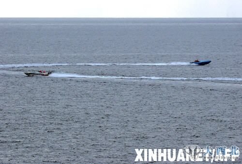 资料图:这是美国海军1月6日公布的照片,显示被怀疑为伊朗革命卫队的快艇1月6日在霍尔木兹海峡国际水域的美国军舰附近游弋。