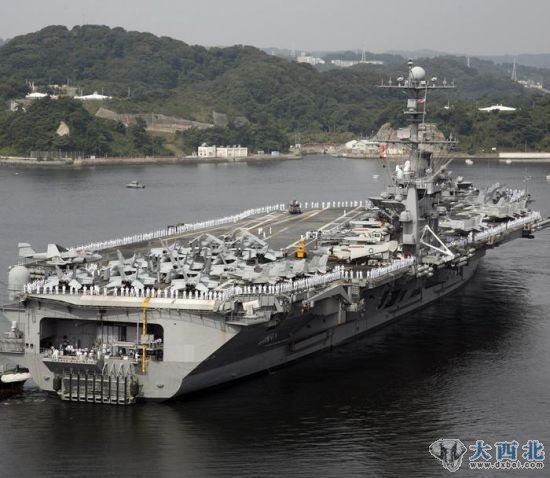 资料图:正驶入横须贺海军基地的美国华盛顿号航母。