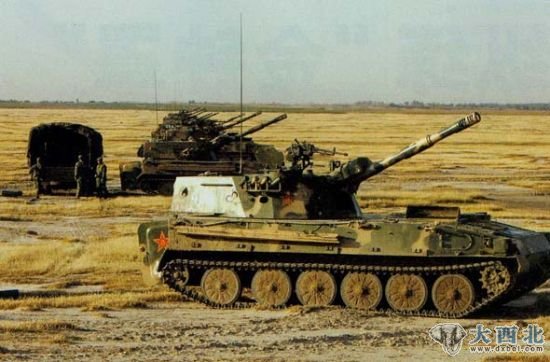 资料图:中国陆军89式122毫米自行榴弹炮进入战位