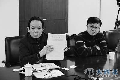 武汉地铁集团纪委书记在接受采访时表示,已接到上级纪委转来的投诉材料,将对此次招标过程进行调查。傅大伟摄 武汉地铁集团纪委书记在接受采访时表示,已接到上级纪委转来的投诉材料,将对此次招标过程进行调查。傅大伟摄