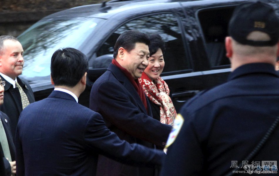 当地时间2月15日,中国国家副主席习近平到访艾奥瓦州马斯克廷市,并于27年前第一次访问此地时结识的老朋友举行茶叙。图为习近平抵达马斯克廷。中新社记者 孙宇挺 摄 当地时间2月15日,中国国家副主席习近平到访艾奥瓦州马斯克廷市,并于27年前第一次访问此地时结识的老朋友举行茶叙。图为习近平抵达马斯克廷。中新社记者 孙宇挺 摄