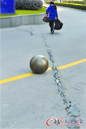 裂缝的宽度可以容纳约两根手指,长度在4米左右。 裂缝的宽度可以容纳约两根手指,长度在4米左右。