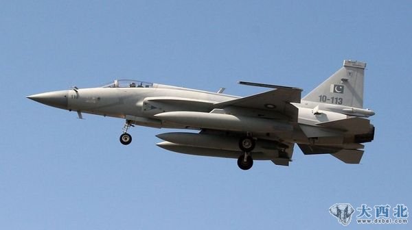 资料图:飞抵范堡罗的巴基斯坦空军枭龙战机。