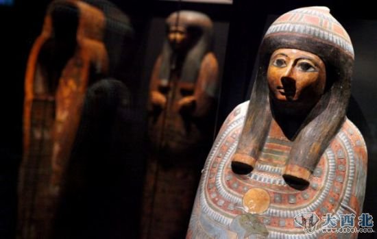 这些木乃伊藏品是在苏格兰国家博物馆新建设的展览空间举行的第一项重要展览,这里设计的很像金字塔及坟墓里的隧道 这些木乃伊藏品是在苏格兰国家博物馆新建设的展览空间举行的第一项重要展览,这里设计的很像金字塔及坟墓里的隧道