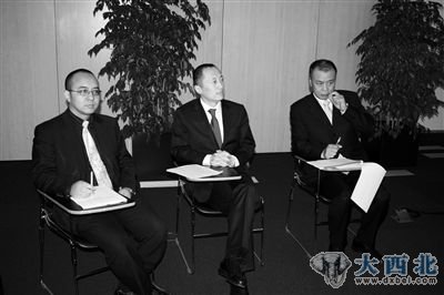 昨天,万科就“问题地板”事件召开新闻发布会,万科总裁郁亮(中)会上表示,一旦被证实,万科将承担全部责任。李旭 摄 昨天,万科就“问题地板”事件召开新闻发布会,万科总裁郁亮(中)会上表示,一旦被证实,万科将承担全部责任。李旭 摄