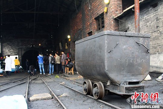 运送煤矿的小车停在了矿井外。杨华峰 摄 运送煤矿的小车停在了矿井外。杨华峰 摄