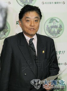 发言否认“南京大屠杀”的日本名古屋市长河村隆之2月22日下午在市政府接受媒体采访,宣读发言稿称愿与南京继续交流。(共同社) 发言否认“南京大屠杀”的日本名古屋市长河村隆之2月22日下午在市政府接受媒体采访,宣读发言稿称愿与南京继续交流。(共同社)
