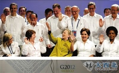 与众外长合影时,衣着“另类”的希拉里与身边人谈笑风生。图/人民图片 与众外长合影时,衣着“另类”的希拉里与身边人谈笑风生。图/人民图片