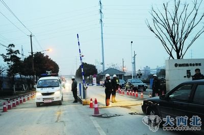 事发后,梅钢公司5号门封闭,警察频繁进出。 事发后,梅钢公司5号门封闭,警察频繁进出。