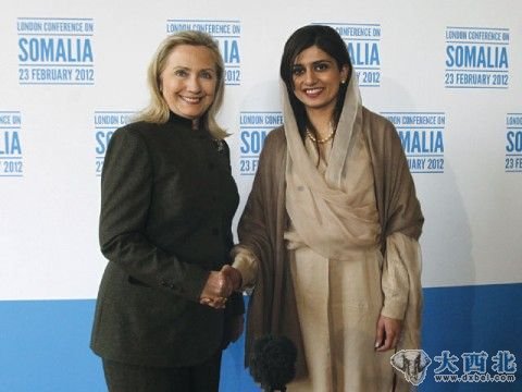 希拉里和巴基斯坦外长希娜•拉巴尼-哈尔进行了会谈。 希拉里和巴基斯坦外长希娜•拉巴尼-哈尔进行了会谈。