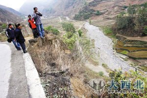 2009年4月1日,目击者讲述事情经过。资料图片 2009年4月1日,目击者讲述事情经过。资料图片