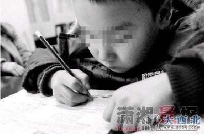 2月25日下午，敏敏因为没带钱不能坐公交车，只好步行了6公里回家。图/实习生杨旭 记者陈勇