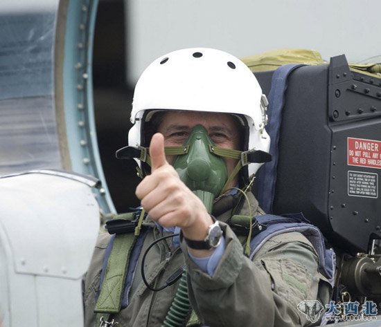 玻利维亚总统莫拉莱斯在接收到K-8教练机后曾登机,兴奋伸出大拇指夸赞。