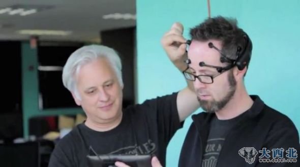 维特通过神经信号获取及处理头盔Emotiv EPOC把Whurley与滑板联系起来。这个平板电脑与用来驱动800瓦特发动机的软件进行无线连接 维特通过神经信号获取及处理头盔Emotiv EPOC把Whurley与滑板联系起来。这个平板电脑与用来驱动800瓦特发动机的软件进行无线连接