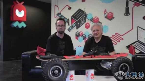 Whurley和“混沌之月”实验室的菲利普-维特站在意念滑板后面,它受到一些重要软件和机载三星平板电脑控制 Whurley和“混沌之月”实验室的菲利普-维特站在意念滑板后面,它受到一些重要软件和机载三星平板电脑控制