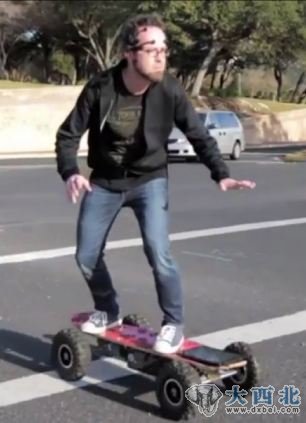 Whurley演示了滑板的操作技巧,在测试期间它自动起跑,并达到很高速度。 Whurley演示了滑板的操作技巧,在测试期间它自动起跑,并达到很高速度。