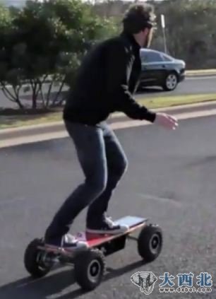 在滑板前面可以看到平板电脑 在滑板前面可以看到平板电脑