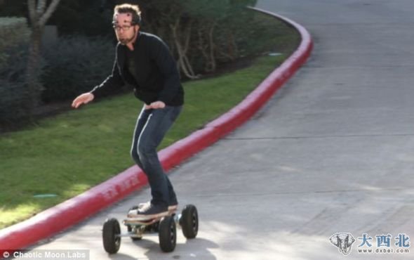 “混沌之月”实验室的总经理Whurley展示了Board Of Imagination意念滑板,它通过使用者的思想控制 “混沌之月”实验室的总经理Whurley展示了Board Of Imagination意念滑板,它通过使用者的思想控制