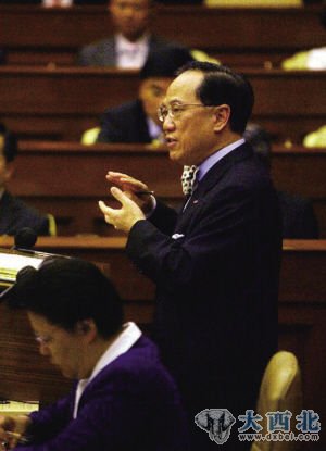 2007年7月,香港特别行政区行政长官曾荫权在立法会大楼会议厅出席立法会会议,回答议员的提问。这是第三届政府开始工作后第一次做答问大会。 资料图片 2007年7月,香港特别行政区行政长官曾荫权在立法会大楼会议厅出席立法会会议,回答议员的提问。这是第三届政府开始工作后第一次做答问大会。 资料图片