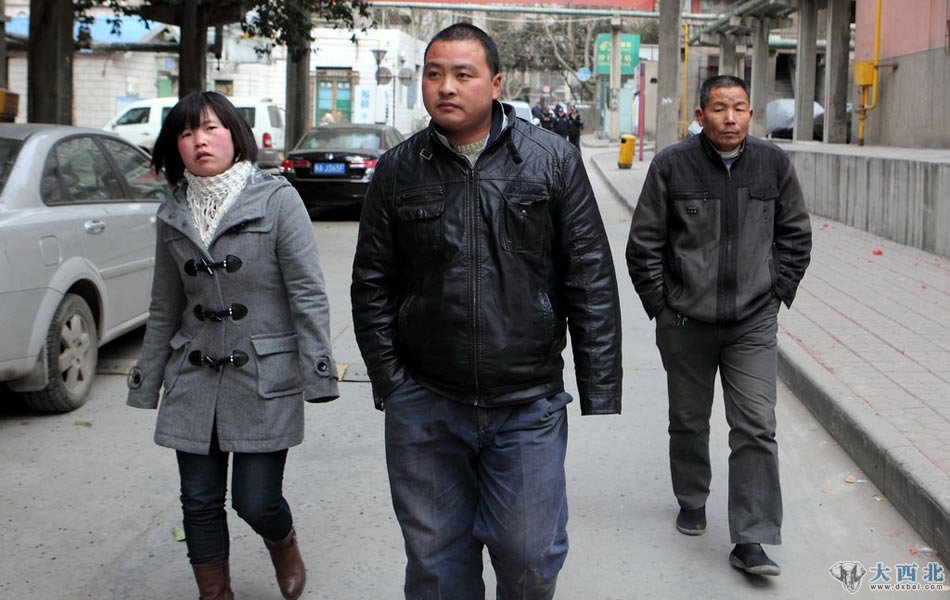 2月8日,西安,上午11时左右,“药家鑫案”中受害人张妙的丈夫王辉(中)和张妙的父亲张平选(右)来到药庆卫所居住的小区,准备拿回药家曾经给他们后来又被退还的20万元。 2月8日,西安,上午11时左右,“药家鑫案”中受害人张妙的丈夫王辉(中)和张妙的父亲张平选(右)来到药庆卫所居住的小区,准备拿回药家曾经给他们后来又被退还的20万元。