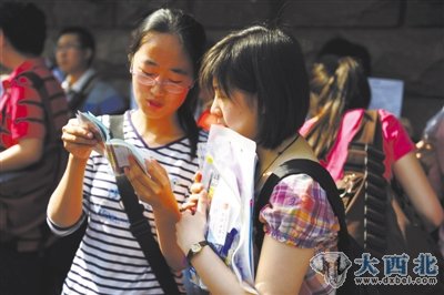 考生在烟台三中考点外复习。2010年6月7日,高考第一天,山东省烟台市37713名考生在13个考区、28个考点迎战首日考试。资料图片