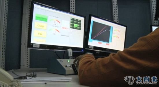 轨道炮炮弹的时速可达到5600英里(约合每小时9012公里),相当于音速的7倍。海军官员表示他们当前关注的是确保轨道炮能够安全发射 轨道炮炮弹的时速可达到5600英里(约合每小时9012公里),相当于音速的7倍。海军官员表示他们当前关注的是确保轨道炮能够安全发射