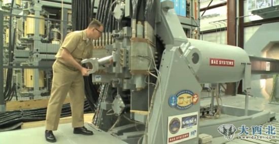 轨道炮利用磁场和电流产生的能量发射炮弹,而不是借助化学物质,有望在2017年部署到海军战舰上 轨道炮利用磁场和电流产生的能量发射炮弹,而不是借助化学物质,有望在2017年部署到海军战舰上