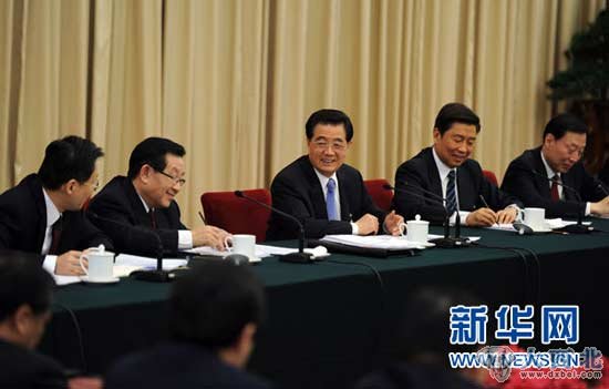 3月5日,中共中央总书记、国家主席、中央军委主席胡锦涛参加十一届全国人大五次会议江苏代表团的审议。 新华社记者 李学仁 摄