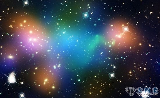 “阿贝尔520”星系团中心的暗物质、星系和炽热气体。蓝色区域是星系团绝大部分质量所在区域,主要由暗物质支配。 “阿贝尔520”星系团中心的暗物质、星系和炽热气体。蓝色区域是星系团绝大部分质量所在区域,主要由暗物质支配。