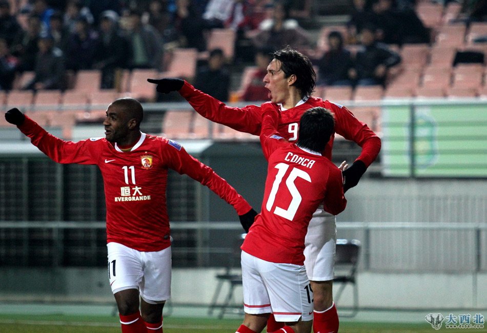 北京时间3月7日,2012赛季亚冠联赛展开争夺,在一场焦点对决中,中超冠军广州恒大客场挑战韩国K联赛冠军全北现代。本场比赛,郑智伤愈复出,全北现代队中国球员黄博文因为感冒缺席。图为比赛中张琳芃受伤倒地。 北京时间3月7日,2012赛季亚冠联赛展开争夺,在一场焦点对决中,中超冠军广州恒大客场挑战韩国K联赛冠军全北现代。本场比赛,郑智伤愈复出,全北现代队中国球员黄博文因为感冒缺席。图为比赛中张琳芃受伤倒地。