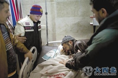 7日,叙利亚北部伊德利卜,一名男子在冲突中身亡,家属在医院痛哭,他们称死者是被叙政府军狙击手射杀。