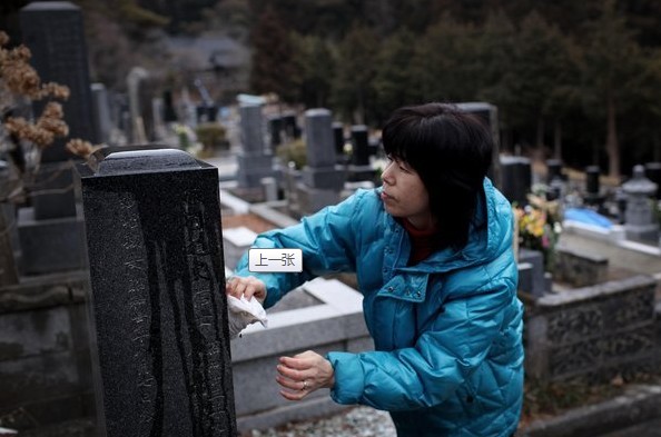 2012年3月10日,日本陆前高田市,民众纪念遇难亲属。