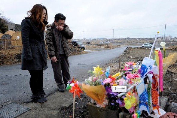 2012年3月10日,日本陆前高田市,民众纪念遇难亲属。