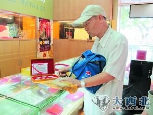 广州市民李伯以1960元所谓优惠价邮购的《党的岁月》纪念币(含5枚银币2枚金币)被鉴定为赝品。这套假币同时伪造了收藏证书和检验报告