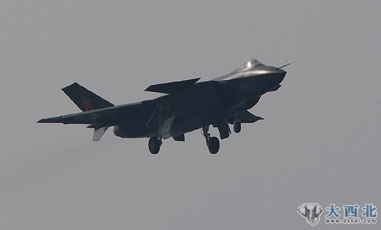 资料图:正在试飞中的中国第五代战斗机歼-20。