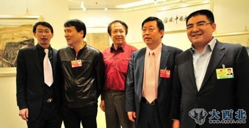 图为企业家、慈善家陈光标(右一)、河南省工商业联合会副会长王超斌(右二),艺术家袁熙坤(中),作曲家叶小钢(左二)与画家宋斌(左一)合影留念。