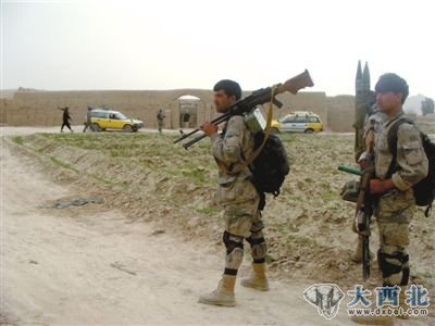 阿富汗士兵在发生枪杀事件的村庄附近警戒。新华社发 阿富汗士兵在发生枪杀事件的村庄附近警戒。新华社发