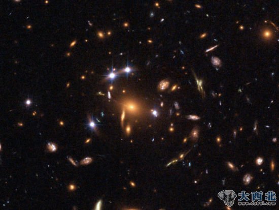 这是一个引力透镜效应的实例:位于图像中央位置的一个大质量星系群具有强大引力,导致其后方远处星系传来的光线被完全并呈现多重假象。在这一案例中,充当前景引力透镜体的星系群编号为SDSS J1004+4112,位于小狮座方向,距离地球约70亿光年。图像由哈勃空间望远镜拍摄 这是一个引力透镜效应的实例:位于图像中央位置的一个大质量星系群具有强大引力,导致其后方远处星系传来的光线被完全并呈现多重假象。在这一案例中,充当前景引力透镜体的星系群编号为SDSS J1004+4112,位于小狮座方向,距离地球约70亿光年。图像由哈勃空间望远镜拍摄