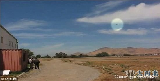 人们都没有注意到这个物体,它飞行速度极快,一瞬间便消失不见了 人们都没有注意到这个物体,它飞行速度极快,一瞬间便消失不见了