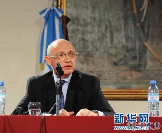 3月15日,阿根廷外交部长黑克托尔·齐默尔曼在布宜诺斯艾利斯举行的新闻发布会上宣布,阿根廷将对在马尔维纳斯群岛(英国称福克兰群岛)非法勘探和开采石油的英国公司采取惩罚措施。新华社/美洲通讯社