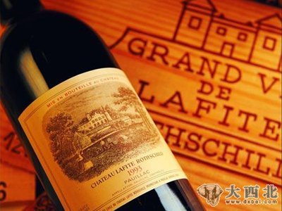 北京的上流圈子流行一句话,“宴会可以没鲍鱼,但不能没有拉菲。” 北京的上流圈子流行一句话,“宴会可以没鲍鱼,但不能没有拉菲。”