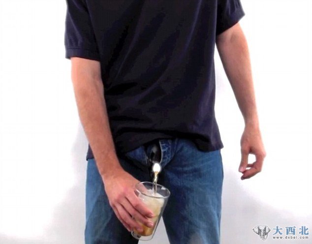 朋友请不要误会,我接的是啤酒。