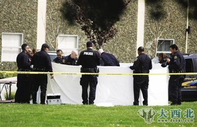 2日,美国加州奥克兰市,警方正准备移动奥伊科斯大学枪击案遇害者尸体。 2日,美国加州奥克兰市,警方正准备移动奥伊科斯大学枪击案遇害者尸体。