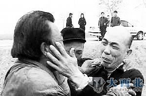 被关押了13年后,胥敬祥(右)重见亲人,悲喜交加。资料图 被关押了13年后,胥敬祥(右)重见亲人,悲喜交加。资料图